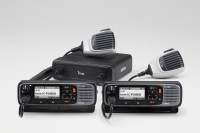 Radiotelefon ICF6400D lub ICF5400D z podłączonym drugim panelem i dwoma mikrofonami