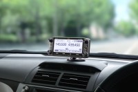 Samochodowy ratiotelefon ICOM ID-5100-E z perentacją umieszczenia panela na desce rozdzielczej samochodu 