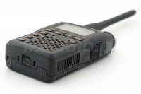 Dwupasmowy radiotelefon VX-3E firmy YAESU - widoczne na zdjęciach gumowe przyciski oraz złącze zasilania/mikrofonogłośnika (4styki 3,5mm)