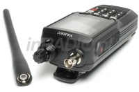 YAESU FTA-550 Chropowata obudowa radiotelefonu - nie wyślizgnie się z ręki - widoczne złącze antenowe:BNC