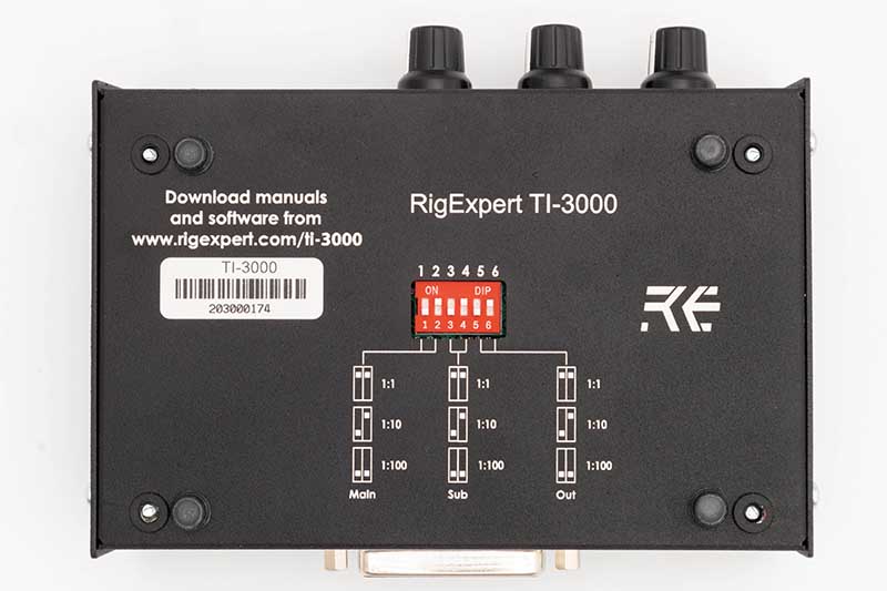 modem digi RigExpert TI-5000- widok panelu spodniego - przełaczniki z tłumikami wejscie-wyjście