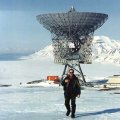 <p>Na tle radaru jonosferycznego o średnicy 36 metrów w Longyearbyen</p>