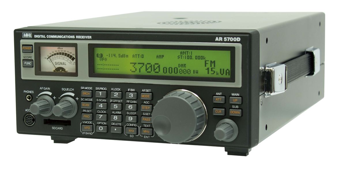 AOR AR5700D wyglądem przypomina wcześniejsze konstrukcje, jednak elektronika jest już zmieniona dla dekodowania sygnałów cyfrowych