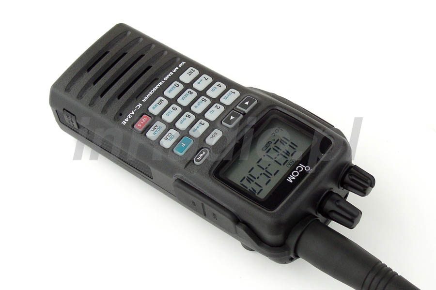 Radiotelefon lotniczy ICOM IC-A24 z czytelnym wyświetlaczem i obudową w standardzie militarnym (MIL-STD)
