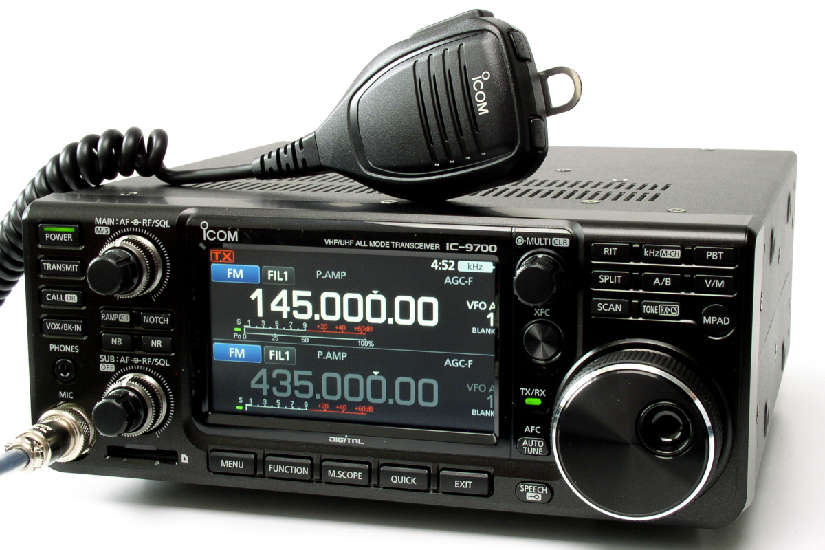 Radiostacja Icom IC-9700 przypomina IC-7300 i jest również typu SDR