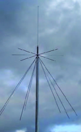 Antena bazowa pionowa MFJ-1868 wraz z okablowaniem i elementami mocującymi
