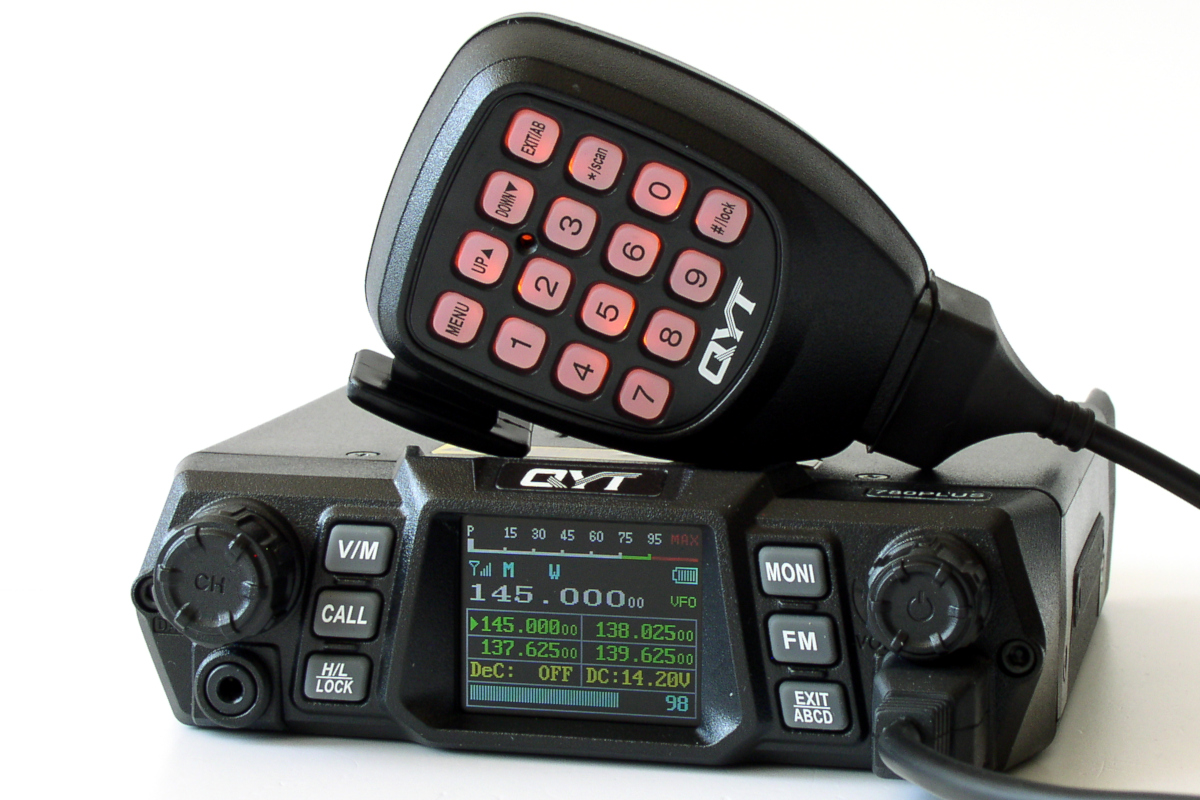 Transceiver KT-780 PLUS QYT z wyświetlanym na ekranie kodami tonowymi, napięciem zasilania, 4 kanałami i wskaźnikiem modulacji
