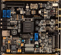 Radiostacja SDR ANAN 8000DLE bazuje na procesorze FPGA firmy ALTERA, pod nazwą CYCLONE 4 generacji - kilkaset/kilka-tysięcy nóżek procesora mieści się pod układem lutowanym do PCB