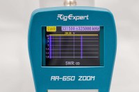 Analizator antenowy AA-650 Zoom Rigexpert przedstawiajacy wykres nie podłączonego obciązenia do gniazda przyrządu  - SWR bardzo wysoki