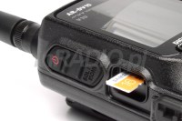 Odbiornik szerokopasmowy AOR ARDV10 widoczna karta SD tuż przed wprowadzeniem jej do slotu