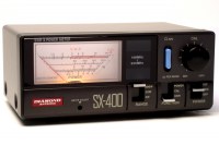 Reflektometr DIAMOND SX-400N posiada uśrednianie wyniku, regulację mocy mierzonej, pomiar SWR, kalibrację i bezpośredni odczyt z mocy odbitej