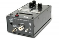 Analizator antenowy MFJ-259B - Wskaźniki wychyłowe i cyfrowe przedstawienie pomiaru - po lewej gniazdo zasilania, złącze BNC do pomiaru częstotliwości i złącze SO-239 do pomiarów anten