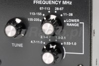 Analizator antenowy MFJ-259B zdjęcie przedstawia pokrętła do zmiany częstotliwości i pasma