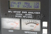 Wskaźniki wychyłowe i LCD - prezentacja wyników pomiaru w modelu MFJ-259B analizatora antenowego