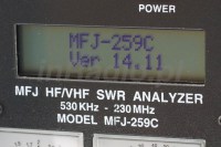 Analizator antenowy MFJ-259B - po włączeniu wskazuje na wersje wgrane przez producenta