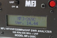 Analizator antenowy MFJ-269C Po włączeniu pokazuje wersję oprogramowania wewnętrznego