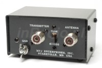 Tuner antenowy MFJ-902B widać tylko dwa złącza i przełącznik obejścia sygnału z transceivera