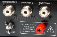 Automatyczny tuner antenowy MFJ-929 z widokiem 3 złączy antenowych SO-239/gniazdo bananowe oraz zacisk uziemienia (GND)