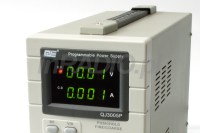 Zasilacz QJ3005P posiada widoczne najniższe możliwe ustawienia: czyli zmiana napięcia co 0,01V i prądu co 0,001A - to wysoka dokładność