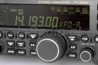 Transceiver stacjonarny YAESU FT-450D Widok głównego pokrętła VFO oraz przycisków