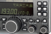 Transceiver bazowy KF YAESU FT-450D Widok pokręteł i głównego VFO