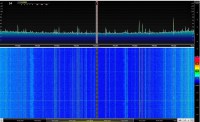RSP1A - ekran z widocznym 10MHz widmem częstotliwości, to w środku to 8 kanałów PMR bez powiększenia