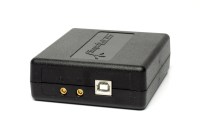 Odbiornik szerokopasmowy RSP-2 SDRPlay posiada złącze zasilania i sterowania USB oraz MCX do wzorca częstotliwości 