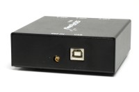 RSPdx SDRPlay posiada złącze do wzorca częstotliwości oraz złącze USB - zasilanie i sterowanie w jednym