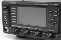 FTDX-3000 Złącza na przednim panelu wielkość wyświetlacza w porównaniu do elementów regulacyjnych